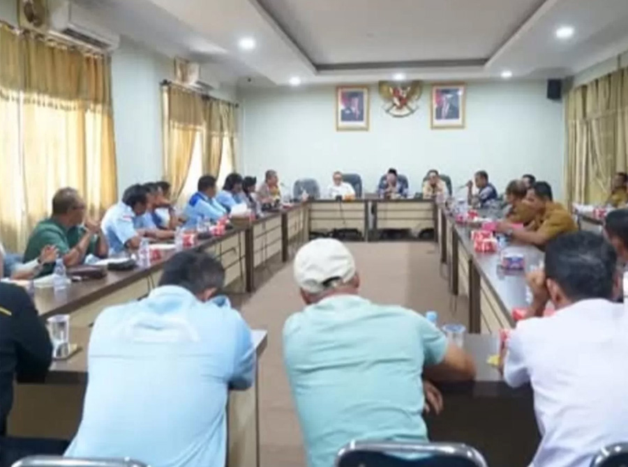 <p>Jondri menegaskan, Komisi III akan mengirimkan surat rekomendasi kepada pihak perusahaan agar pembagian pekerjaan buruh bongkar muat dapat dilakukan secara adil. Selain itu, pihaknya juga akan menyurati pemerintah daerah guna mencari solusi terbaik demi menghindari konflik sosial di tengah masyarakat.</p><p><br></p><p>Diketahui, RDP dilakukan terkait pemutusan kesepakatan kerja bersama (KKB) bongkar muat oleh PT SKA dan PT MIS. Menurut Jondri, baik S-PPP maupun Serikat Pekerja Transport Indonesia (S-PTI), merupakan pekerja yang sama-sama menggantungkan hidup dari aktivitas tersebut.&nbsp;</p><p><br></p><p>"Mereka semua saudara-saudara kita, sama-sama berjuang untuk ekonomi keluarga. Alangkah baiknya kalau kedua-duanya diterima," sarannya.</p>