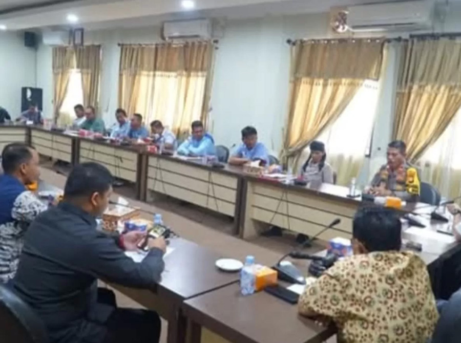 <p>Disebut Jondri, langkah ini dinilai penting untuk mencegah konflik dan potensi kerusuhan di lapangan.&nbsp;</p><p><br></p><p>"DPRD hanya bersifat memberikan rekomendasi. Jika tidak dijalankan, pihak yang merasa dirugikan dipersilakan menempuh jalur yang lebih tinggi," lanjutnya.&nbsp;</p><p><br></p><p>Sementara itu, Ketua S-PPP Kabul Situmorang berharap melalui RDP ini, anggota S-PPP dapat kembali memperoleh hak kesejahteraan dan pekerjaan.&nbsp;</p><p><br></p><p>"Kami tetap bersepakat untuk memperjuangkan kesejahteraan anggota. Mereka sudah bekerja, namun dengan dalih kontrak habis, akhirnya diberhentikan," ujarnya.</p><p><br></p><p><b>Adv/Setwan Rohul</b></p>