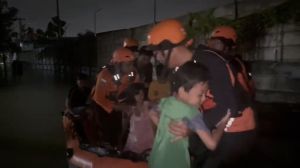 Basarnas Evakuasi Warga yang Terjebak Banjir