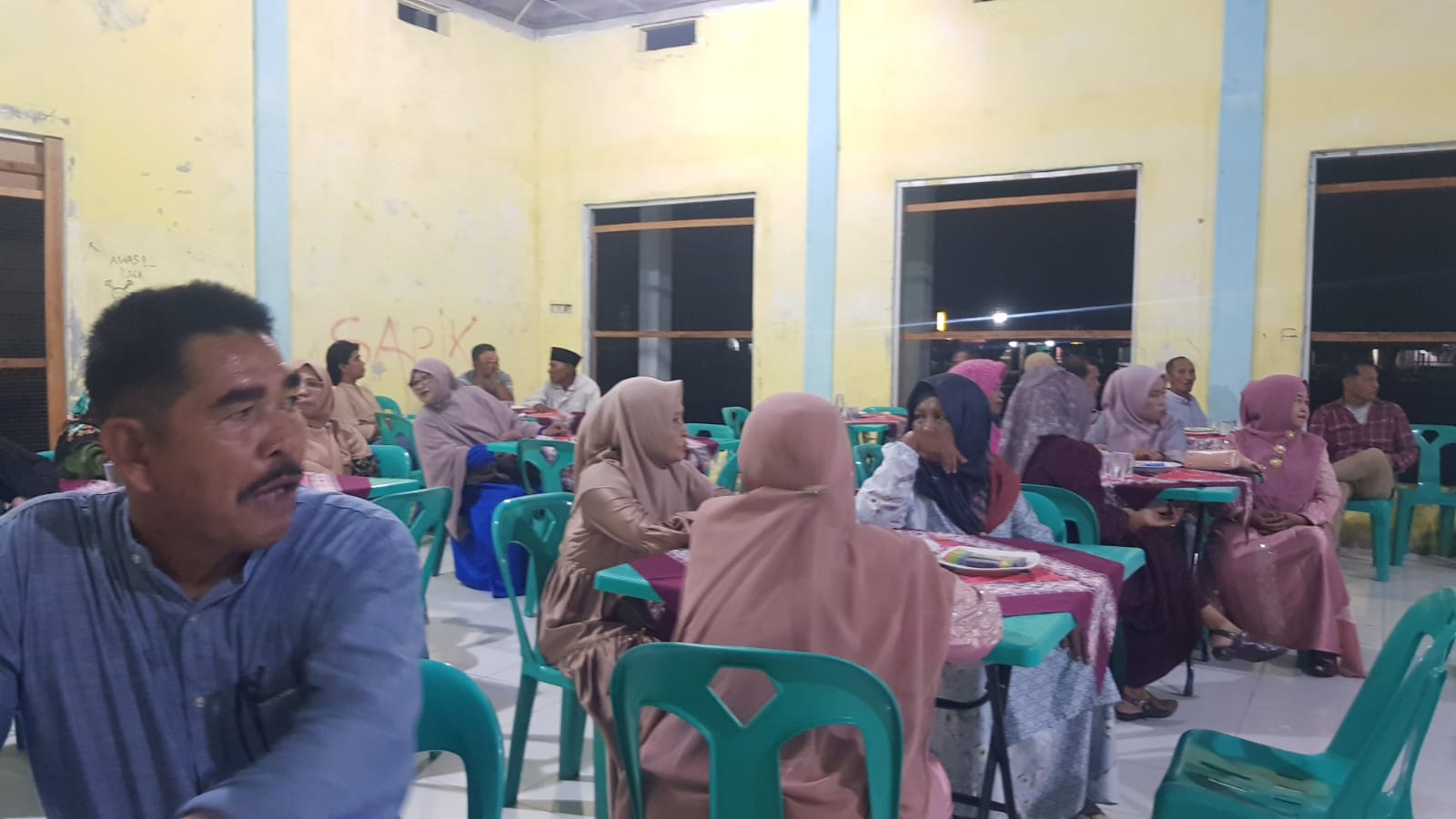 <p>Ia menambahkan, momentum pulang kampung dalam rangka halal bihalal diperkuat oleh ikatan emosional para perantau terhadap kampung halaman. Bagi mereka, Teluk Belitung bukan sekadar tempat lahir, tetapi juga ruang penuh kenangan, tempat bermain, belajar, dan berbagi cerita di masa kecil.</p><p><br></p><p>“Ide ini muncul dari obrolan ringan di grup WA. Kami sering mengenang masa-masa dulu, mulai dari cerita waktu kecil hingga remaja. Dari situlah muncul keinginan untuk bertemu langsung,” ujarnya.</p><p><br></p><p>Kegiatan serupa sebelumnya telah dilaksanakan pada tahun lalu dan mendapat sambutan positif dari para anggota. Tingginya antusiasme membuat acara kembali digelar tahun ini.</p><p><br></p><p>“Tahun lalu perdana kita laksanakan. Alhamdulillah tahun ini bisa kembali kita adakan. Walaupun tidak semua bisa hadir, tapi rasa kekeluargaan itu tetap kuat,” tambahnya.</p><p><br></p><p>Momen kebersamaan itu dimanfaatkan para peserta untuk saling bertukar cerita tentang perjalanan hidup masing-masing, dari yang merantau hingga yang tetap setia tinggal di kampung halaman.</p><p><br></p><p>“Kami ini mungkin sudah jarang bertemu, tapi hati tetap dekat. Di momen ini, kami kembali mengingat masa lalu dan cerita saat masih kecil,” ujar tokoh masyarakat Muhammad Ali.</p><p><br></p><p>Sementara itu, Sekretaris Kecamatan Merbau Idrus SE dalam sambutannya menyampaikan apresiasi atas terselenggaranya kegiatan tersebut. Ia menilai momentum kebersamaan seperti ini dapat menjadi energi positif bagi kemajuan daerah.</p>