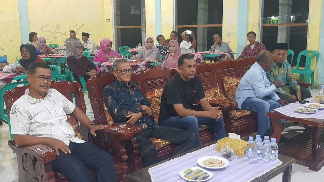 <p>“Kami sangat mengapresiasi kegiatan ini. Semoga Kecamatan Merbau pada umumnya dan Teluk Belitung pada khususnya dapat terus berkembang dan semakin maju ke depannya,” ujarnya.</p><p><br></p><p>Ia juga mengajak seluruh masyarakat untuk terus menjaga kekompakan serta bersama-sama membangun daerah agar menjadi lebih baik dan mampu menjadi contoh bagi wilayah lain.</p><p><br></p><p>Kegiatan ini turut dihadiri Ketua LAMR Kecamatan Merbau Syafrudin, Direktur KJUM’S Kecamatan Merbau Samaun SSos, serta tokoh masyarakat dan warga Teluk Belitung.</p><p><br></p><p>Panitia berharap kegiatan halal bihalal dan temu kangen ini dapat terus berlanjut di tahun-tahun mendatang sebagai wadah mempererat persaudaraan lintas generasi.</p><p><br></p><p>“Selama kami masih ada, kami ingin pertemuan ini tetap hidup. Karena dari sinilah kami saling menguatkan,” tutup Yanto.</p><p><br></p><p>Acara ditutup dengan saling bermaaf-maafan, sesi foto bersama, serta hiburan yang semakin menambah semarak suasana malam itu, meninggalkan kenangan baru di atas kenangan lama yang tak pernah pudar. [bid]</p>