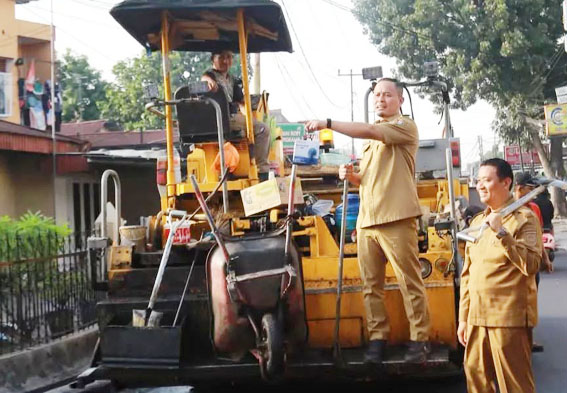 <p>PEKANBARU--Pemerintah Kota Pekanbaru di bawah kepemimpinan Wali Kota Agung Nugroho dan Wakil Wali Kota Markarius Anwar terus memperlihatkan ritme kerja yang progresif. Berbagai program prioritas yang sebelumnya disampaikan kepada masyarakat kini mulai terealisasi satu per satu dan memberikan dampak langsung di tengah kehidupan warga.</p><p><br></p><p>Dalam setahun terakhir, arah pembangunan kota dinilai semakin terukur. Pemerintah tidak hanya fokus pada pembangunan fisik, tetapi juga memperkuat pelayanan publik, pendidikan, kesehatan, pengelolaan lingkungan hingga pemberdayaan ekonomi masyarakat.</p><p><br></p><p>Wali Kota Pekanbaru Agung Nugroho menegaskan, seluruh program yang dijalankan saat ini berorientasi pada kebutuhan nyata masyarakat. “Kami ingin masyarakat melihat dan merasakan bahwa pemerintah bekerja. Fokus kami bukan sekadar membuat program, tetapi memastikan manfaatnya benar-benar sampai kepada warga,” ujar Agung Nugroho, kemarin.</p><p><br></p><p>Menurutnya, pembenahan kota dilakukan secara menyeluruh dan bertahap agar perubahan yang dihadirkan dapat berjalan berkelanjutan. “Pekanbaru memiliki tantangan besar sebagai kota berkembang. Karena itu pembenahan harus dilakukan dari berbagai sisi, mulai dari lingkungan, pelayanan publik, pendidikan, hingga infrastruktur dasar,” katanya.</p><p><br></p><p>Salah satu kebijakan yang cukup mendapat perhatian masyarakat ialah penyesuaian tarif parkir kendaraan bermotor. Kebijakan tersebut dinilai membantu masyarakat sekaligus menjadi bagian dari penataan sistem pelayanan perkotaan yang lebih tertib.</p><p><br></p><p>Di sektor lingkungan, Pemerintah Kota Pekanbaru menggerakkan program penanganan sampah berbasis masyarakat melalui pembentukan Lembaga Pengelolaan Sampah (LPS) di seluruh kelurahan. Gerakan Serbu Sampah juga terus digencarkan untuk membangun kesadaran kolektif menjaga kebersihan kota.</p><p><br></p><p>Kepala Dinas Lingkungan Hidup dan Kebersihan Kota Pekanbaru Reza Aulia Putra mengatakan, persoalan sampah tidak dapat diselesaikan hanya oleh pemerintah, tetapi membutuhkan keterlibatan masyarakat secara aktif. “Karena itu kami membangun sistem pengelolaan berbasis kelurahan. Harapannya penanganan sampah menjadi lebih cepat sekaligus menumbuhkan tanggung jawab bersama terhadap lingkungan,” ujarnya.</p>