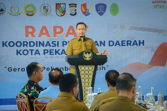 <p>Selain itu, pemerintah juga membantu penyelesaian ijazah tertahan dan perlengkapan sekolah bagi siswa kurang mampu. Program satu PAUD di setiap kelurahan turut diperkuat melalui integrasi layanan Posyandu sebagai bagian dari upaya peningkatan kualitas generasi masa depan.</p><p><br></p><p>Pada sektor kesehatan, program pemeriksaan kesehatan gratis dan Makan Bergizi Gratis (MBG) bagi peserta didik serta kelompok rentan seperti ibu hamil, ibu menyusui dan Balita terus diperluas. Di bidang sosial budaya, Pemko Pekanbaru juga aktif menghidupkan kegiatan keagamaan dan budaya Melayu melalui pelaksanaan MTQ tingkat kota serta Festival Kreatif Budaya Melayu yang melibatkan pelaku UMKM lokal.</p><p><br></p><p>Pemerintah kota turut mendorong pola hidup sehat melalui kegiatan Pekanbaru 10K dan pembangunan fasilitas olahraga masyarakat seperti Stadion Mini Gelora Hang Tuah. Untuk memperkuat pembangunan berbasis masyarakat, Pemko Pekanbaru menjalankan Program Rp 100 Juta per RW agar kebutuhan lingkungan dapat diselesaikan lebih cepat sesuai prioritas warga setempat.</p><p><br></p><p>Sementara dari sisi ekonomi, pemerintah rutin menggelar bazar pangan murah di berbagai kecamatan guna menjaga stabilitas harga dan daya beli masyarakat. Dalam tata kelola pemerintahan, Pemko Pekanbaru juga mencatat langkah penting dengan menyelesaikan kewajiban utang daerah serta mempercepat pelayanan perizinan Persetujuan Bangunan Gedung (PBG).</p><p><br></p><p>Sebagai bentuk peningkatan pelayanan keamanan dan kedaruratan, Pemerintah Kota Pekanbaru meluncurkan Tim Reaksi Cepat Pekanbaru Aman 112 yang disiapkan untuk merespons cepat laporan masyarakat. Agung Nugroho menegaskan, seluruh capaian yang ada saat ini menjadi pijakan awal untuk mempercepat transformasi Kota Pekanbaru.&nbsp;</p><p><br></p><p>“Kami ingin membangun pemerintahan yang bekerja dengan ukuran hasil, bukan sekadar wacana. Apa yang dilakukan hari ini harus bisa dirasakan manfaatnya oleh masyarakat,” tegasnya.</p><p><br></p><p>Berbagai langkah tersebut menjadi gambaran bahwa pembangunan Pekanbaru kini bergerak dengan fokus yang lebih jelas, sekaligus memperlihatkan upaya pemerintah kota dalam membangun kepercayaan publik melalui kerja nyata yang terukur. [<b>Advertorial]</b></p>